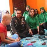 HUT ke-81 TNI, Dandim Serang Jenguk Keluarga Babinsa yang Sakit