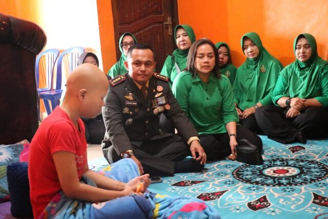 HUT ke-81 TNI, Dandim Serang Jenguk Keluarga Babinsa yang Sakit
