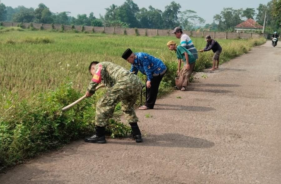 Babinsa Koramil Kopo dan Warga Cidahu Gotong Royong Jaga Kebersihan Lingkungan Babinsa Koramil Kopo dan Warga Cidahu Gotong Royong Jaga Kebersihan Lingkungan