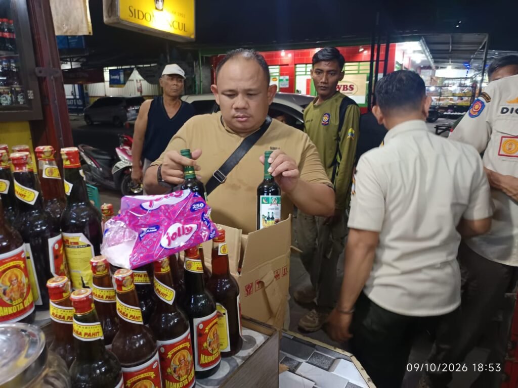 Satpol PP Kota Serang Sita 200 Botol Miras dari Delapan Toko Berkedok Jamu Satpol PP Kota Serang Sita 200 Botol Miras dari Delapan Toko Berkedok Jamu