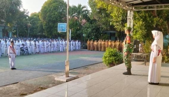 Babinsa Kragilan Tanamkan Nasionalisme dan Disiplin di SMPN 1 Kragilan