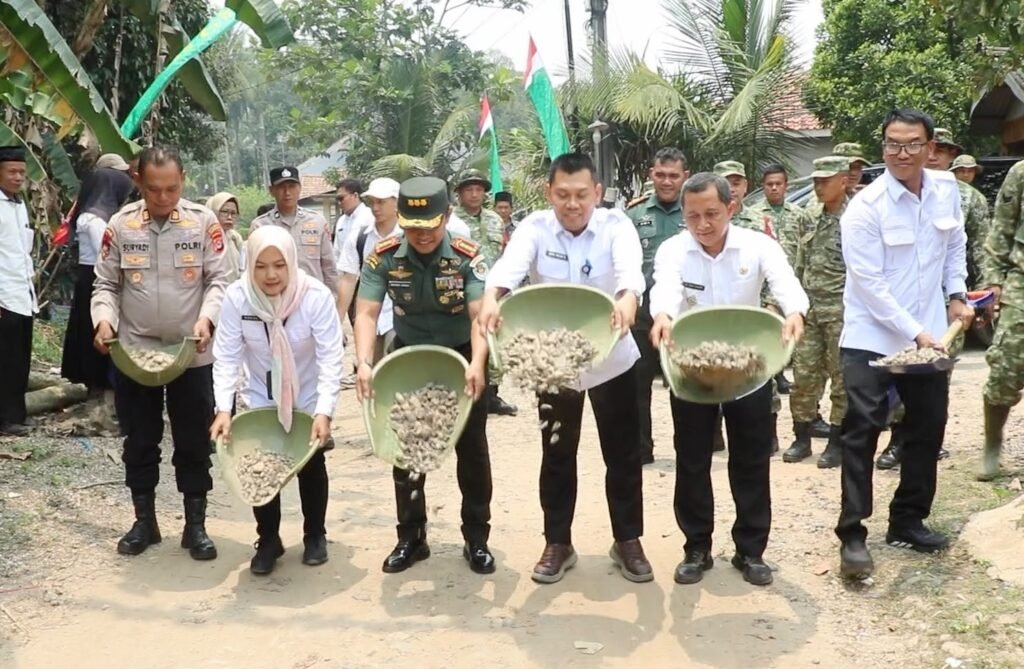 Jalan Rabat Beton 134 Meter Dibangun di Desa Cisalam, TNI dan Pemkab Serang Berkolaborasi