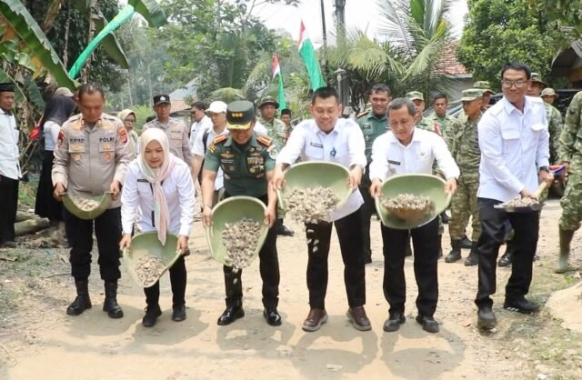 Jalan Rabat Beton 134 Meter Dibangun di Desa Cisalam, TNI dan Pemkab Serang Berkolaborasi