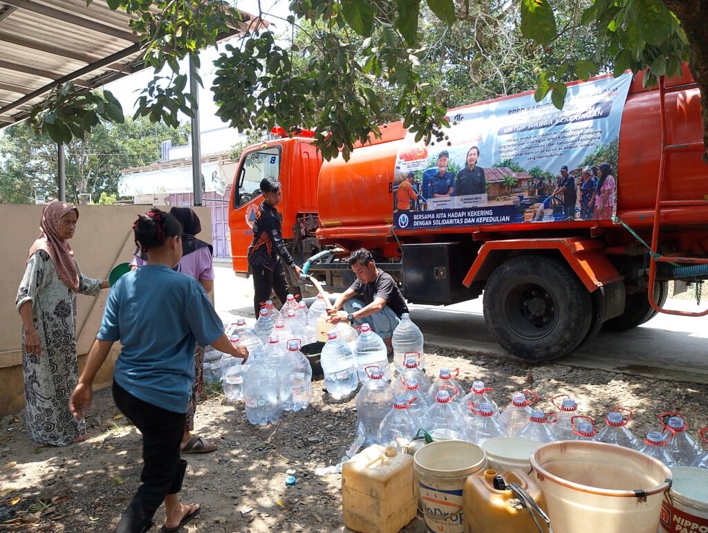 PJS dan BNPB Salurkan Air Bersih untuk Warga Terdampak Kemarau di Pandeglang PJS dan BNPB Salurkan Air Bersih untuk Warga Terdampak Kemarau di Pandeglang