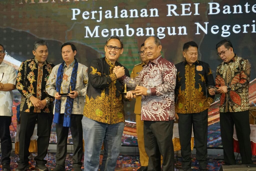Pemkab Serang Raih Penghargaan REI Banten, Komitmen Perumahan Rakyat Disorot Pemkab Serang Raih Penghargaan REI Banten, Komitmen Perumahan Rakyat Disorot