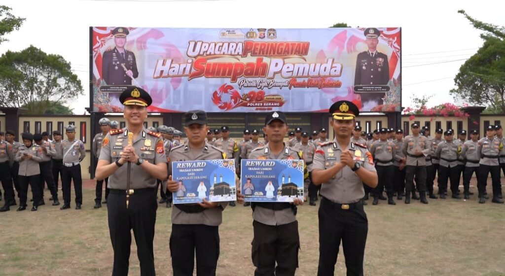 Kapolres Serang Berangkatkan Dua Bhabinkamtibmas Umrah sebagai Penghargaan Kinerja Kapolres Serang Berangkatkan Dua Bhabinkamtibmas Umrah sebagai Penghargaan Kinerja