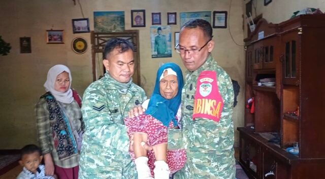 Babinsa Tirtayasa Antar Sapiyah Berobat ke RSDP Serang
